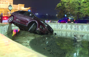 Accident neobișnuit în Capitală. Un tânăr a pierdut controlul volanului și a plonjat cu mașina într-o fântână arteziană