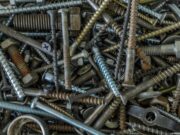 Un kilogram de cuie și șuruburi au fost descoperite în stomacul unui bărbat. Motivul incredibil pentru care le-a înghițit