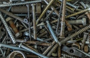 Un kilogram de cuie și șuruburi au fost descoperite în stomacul unui bărbat. Motivul incredibil pentru care le-a înghițit