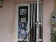 Atac sângeros în apropierea unui bar din Huși. Un bărbat a fost înjunghiat cu o foarfecă de grădină de către un necunoscut