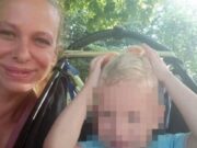 O femeie și-a înjunghiat copilul și apoi l-a pus pe banda de produse de la un supermarket. Ce a urmat