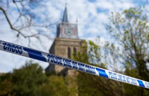 Tânără de 20 de ani, violată în curtea bisericii, de un necunoscut. Incidentul i-a indignat pe oamenii din oraşul britanic