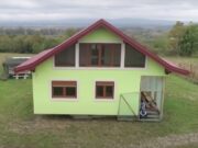 A construit o casă rotativă pentru a-și face soția fericită. La 72 de ani, un bosniac a făcut totul de unul singur