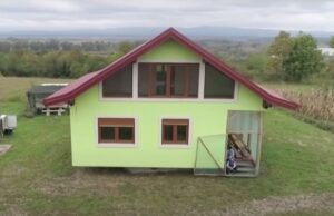 A construit o casă rotativă pentru a-și face soția fericită. La 72 de ani, un bosniac a făcut totul de unul singur