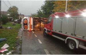 Microbuz cu 22 de pasageri, grav accident rutier în Arad. A fost activat Planul Roșu de intervenție