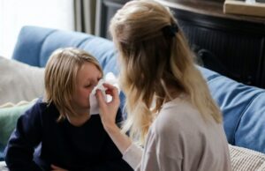 Avertismentul specialiștilor: Iarna asta ne-am putea confrunta cu o dublă epidemie: de gripă și de COVID. Care este explicația