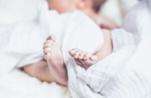 Premieră medicală. Un bebeluş născut infectat cu SARS-CoV-2, tratat cu succes la o maternitate din Iaşi