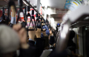 O femeie a fost violată într-un tren, dar nimeni nu a intervenit să o ajute. Totul a fost filmat