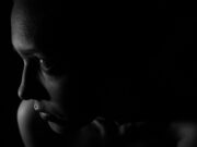 O tânără de 27 de ani din Caraş-Severin, sechestrată, bătută şi tunsă de fostul iubit