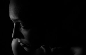 O tânără de 27 de ani din Caraş-Severin, sechestrată, bătută şi tunsă de fostul iubit