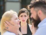 O tânără de 28 de ani, mamă a trei copii, a împuşcat mortal un bărbat pentru că n-a vrut s-o sărute de faţă cu iubita lui