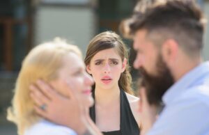 O tânără de 28 de ani, mamă a trei copii, a împuşcat mortal un bărbat pentru că n-a vrut s-o sărute de faţă cu iubita lui