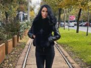 Daniela Crudu, ședință foto pe linia de tramvai, într-o geacă de piele de aproape 2.000 de lei