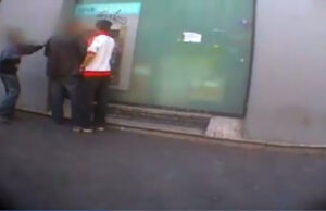 Zeci de copii români, exploatați și puși în Spania să-i tâlhărească pe bătrânii care scoteau bani de la bancomate