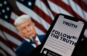 Donald Trump își lansează propria rețea socială, Truth Social, după ce a fost blocat pe Facebook, Twitter și YouTube