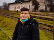 Andrei, tânărul abandonat de părinți, își vinde tablourile pentru a-și cumpăra ghete și haine: „Voi oferi celor care vor să mă ajute picturi, pentru ca să nu creadă că cerșesc”