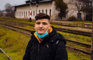 Andrei, tânărul abandonat de părinți, își vinde tablourile pentru a-și cumpăra ghete și haine: „Voi oferi celor care vor să mă ajute picturi, pentru ca să nu creadă că cerșesc”