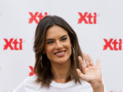 Rochie de stradă sau piesă de lenjerie intimă? Alessandra Ambrosio a captat toate privirile cu o ținută mulată și transparentă