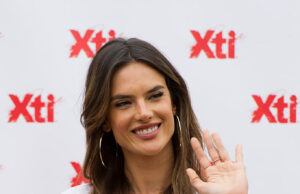 Rochie de stradă sau piesă de lenjerie intimă? Alessandra Ambrosio a captat toate privirile cu o ținută mulată și transparentă