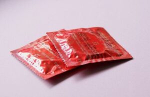 Prezervativul, cel mai sigur mijloc de protecţie care te ţine departe de infecţia HIV