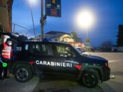 Un român reţinut şi alţi doi căutaţi, după ce au încercat să dea cu maşina peste un poliţist