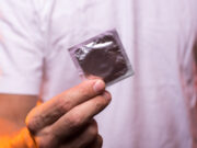 Un ginecolog a creat primul prezervativ unisex din lume. Cum poate fi folosit de femei