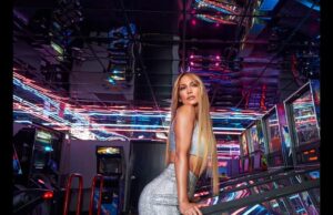 Jennifer Lopez, într-o fustă cu o crăpătură imposibil de ignorat și un top scurt. Artista arată la 52 de ani ca o tânără de 20