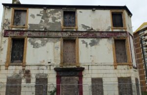 Caz șocant în Slatina: o mamă infirmieră își ținea nou-născutul într-un imobil părăsit, în frig și mizerie, de rușine să nu afle familia ei