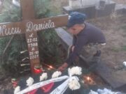 Rămas orfan la doar 10 ani, Valentin își strigă durerea la mormântul mamei: „A murit mama mea!”