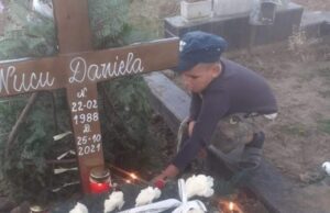 Rămas orfan la doar 10 ani, Valentin își strigă durerea la mormântul mamei: „A murit mama mea!”