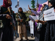 Femeile din Kabul îi sfidează pe talibani. Acestea s-au întors la muncă, la școală și merg din nou singure pe stradă