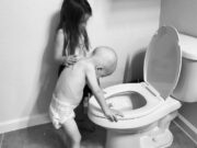 Imaginea care a făcut înconjurul lumii: Băieţel de patru ani, consolat de sora lui, în timpul luptei împotriva cancerului