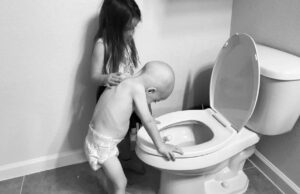 Imaginea care a făcut înconjurul lumii: Băieţel de patru ani, consolat de sora lui, în timpul luptei împotriva cancerului