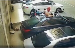 O tânără semi-dezbrăcată a căzut de la etaj în timpul unei partide de amor