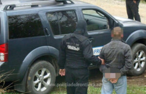 Urmăritul general a fost găsit pe bancheta din spate a unei mașini, ascuns sub bagaje şi haine.