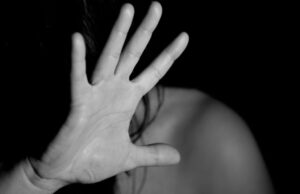 Pumnul lovește, indiferența ucide. O româncă din trei a fost abuzată, cel puțin o dată pe parcursul vieţii