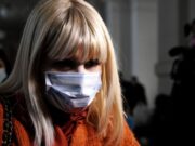 Elena Udrea, fugărită pe stradă de un celebru protestatar: „Știți ce bancnotă este asta?”