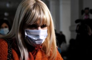 Elena Udrea, fugărită pe stradă de un celebru protestatar: „Știți ce bancnotă este asta?”