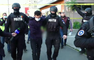 Reacția șocantă a tatălui ucigaș din Arad când a fost readus de polițiști în locurile în care care și-a omorât și incendiat fiica de patru ani –
