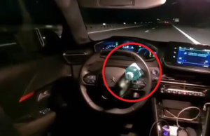 Un șofer a blocat volanul cu o sticlă și s-a mutat pe bancheta din spate, în timp ce mașina mergea cu viteză pe autostradă