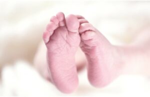 O femeie din Galaţi și-a ajutat fiica să nască, apoi au lăsat bebeluşul să moară în frig