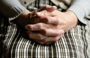 Caz şocant în Bucureşti. O bătrână paralizată a murit de sete lângă cadavrul soțului care o îngrijea