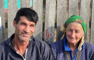 O femeie de 76 de ani din Iași a îmbrăcat rochia de mireasa pentru un bărbat cu 30 de ani mai tânăr. Ce poveste de iubire îi leagă