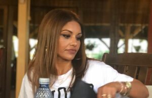 ”Îl înjurau de mamă, că de tată nu se poate!” Gestul făcut de mama unei vedete din România, care arată ca o adolescentă, în fața a sute de bărbați: ”Toți au amuțit”