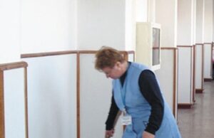 „Sunt femeia de serviciu la scoala unde invata fata mea.