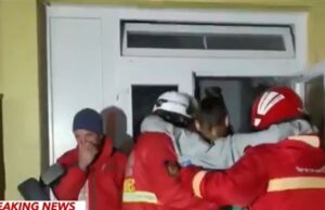 40 de oameni evacuați, după ce un bărbat gelos și-a dat foc apartamentului. Mai multe persoane au ajuns la spital