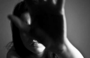 O adolescentă din Alba Iulia se filma în timp ce își bătea colegele. Tânăra se lăuda în fața prietenilor: ”Eu pe tine te bag în spital”