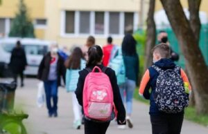 Elevii vor fi testați pentru COVID în fiecare luni și joi. Care este procedura în cazul testelor pozitive