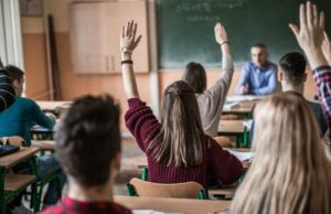 Scandal într-o școală din Iași. Profesorul antivaccinist s-a pierdut cu firea: „Marș, mă tâmpitule”