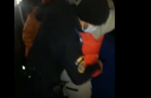 Panică într-un autobuz din București. Un bărbat a amenințat pasagerii cu un briceag